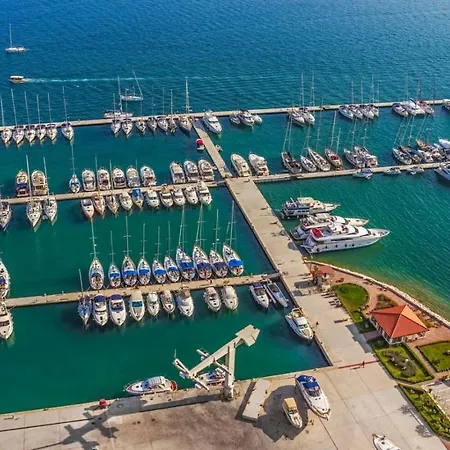 In With Balcony, Air Condition, Wifi, Washing Machine Vinisce